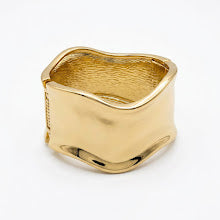 Bracelete ondulado liso dourado