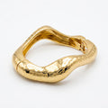 Bracelete ondulado detalhado liso dourado