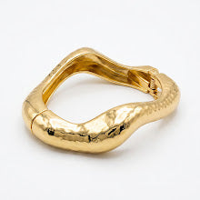 Bracelete ondulado detalhado liso dourado