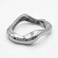 Bracelete ondulado detalhado liso prata