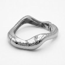 Bracelete ondulado detalhado liso prata